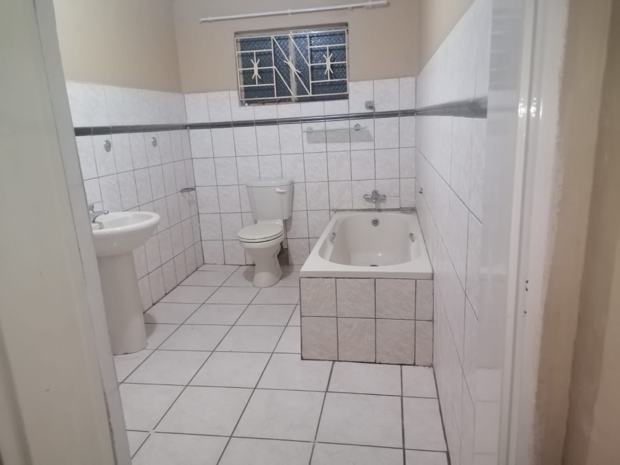 To Let 4 Bedroom Property for Rent in Geelhoutpark North West